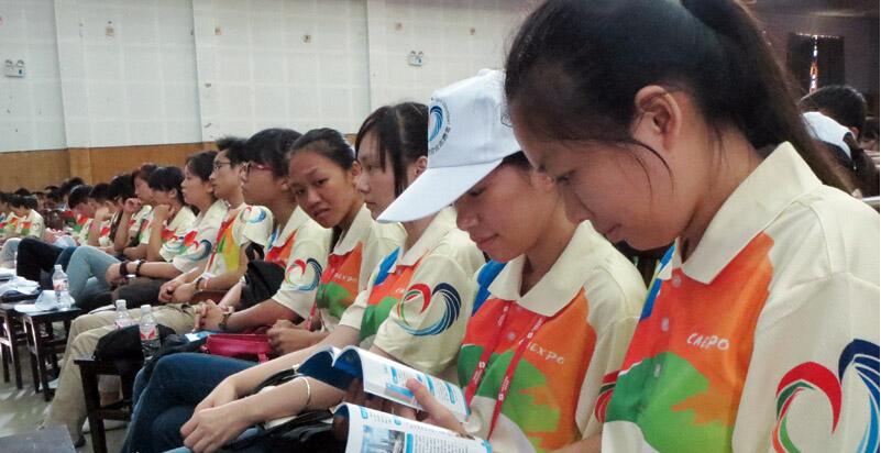 志愿者們認(rèn)真閱讀培訓(xùn)手冊(cè) 志愿者們認(rèn)真閱讀培訓(xùn)手冊(cè)