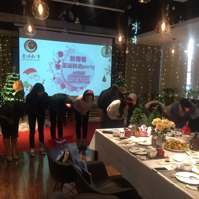 師生向工作人員表達感謝 師生向工作人員表達感謝