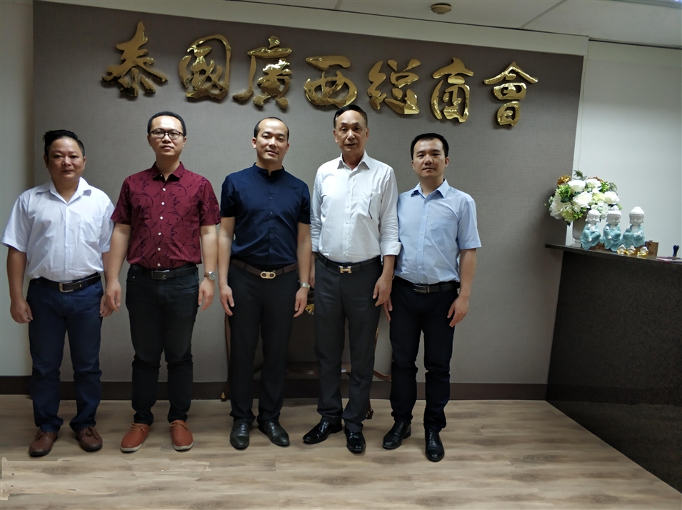 從左往右依次為國(guó)際部合伙人林健偉先生(左一),國(guó)際部總監(jiān)吳琪先生(左二),執(zhí)行董事粟宥朝先生(左三),商會(huì)主席李宇明(右二),國(guó)際部合伙人黃文超先生(右一) 從左往右依次為國(guó)際部合伙人林健偉先生(左一),國(guó)際部總監(jiān)吳琪先生(左二),執(zhí)行董事粟宥朝先生(左三),商會(huì)主席李宇明(右二),國(guó)際部合伙人黃文超先生(右一)