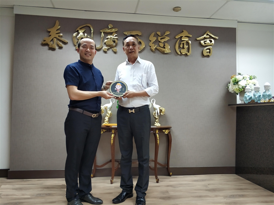 粟宥朝先生向泰國(guó)廣西總商會(huì)主席李宇明贈(zèng)送金小沛吉祥物 粟宥朝先生向泰國(guó)廣西總商會(huì)主席李宇明贈(zèng)送金小沛吉祥物