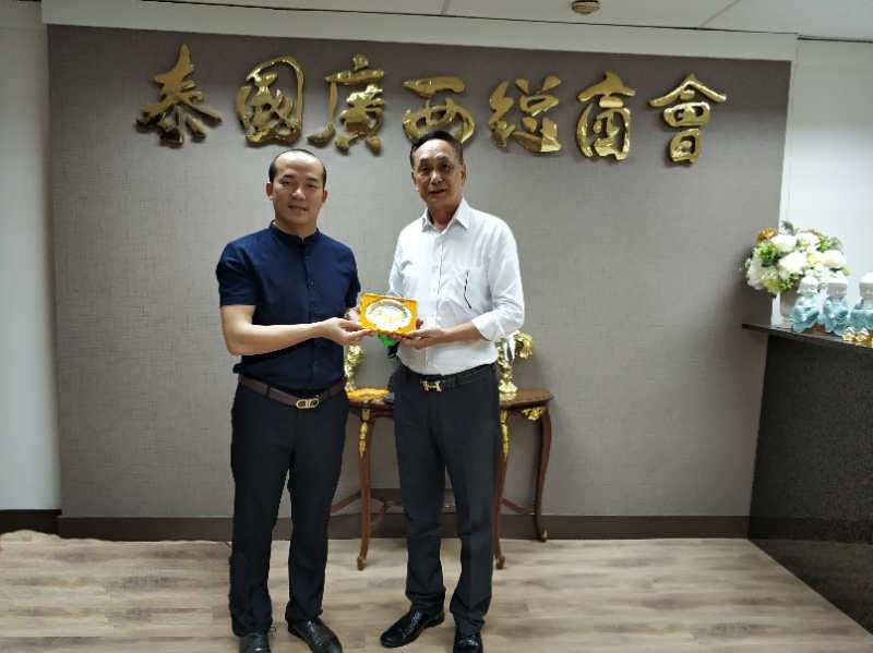 泰國(guó)廣西總商會(huì)主席李宇明向粟宥朝先生贈(zèng)送紀(jì)念品  泰國(guó)廣西總商會(huì)主席李宇明向粟宥朝先生贈(zèng)送紀(jì)念品
