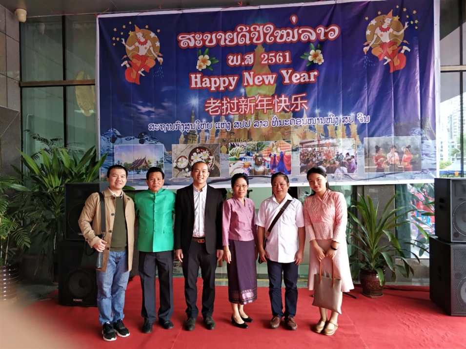 廣西金沛教育代表與老撾駐南寧總領(lǐng)事館與萬(wàn)習(xí)·維麗雅彭(右三)共度老撾駐南寧總領(lǐng)事館新年拴線祝福儀式 廣西金沛教育代表與老撾駐南寧總領(lǐng)事館與萬(wàn)習(xí)·維麗雅彭(右三)共度老撾駐南寧總領(lǐng)事館新年拴線祝福儀式