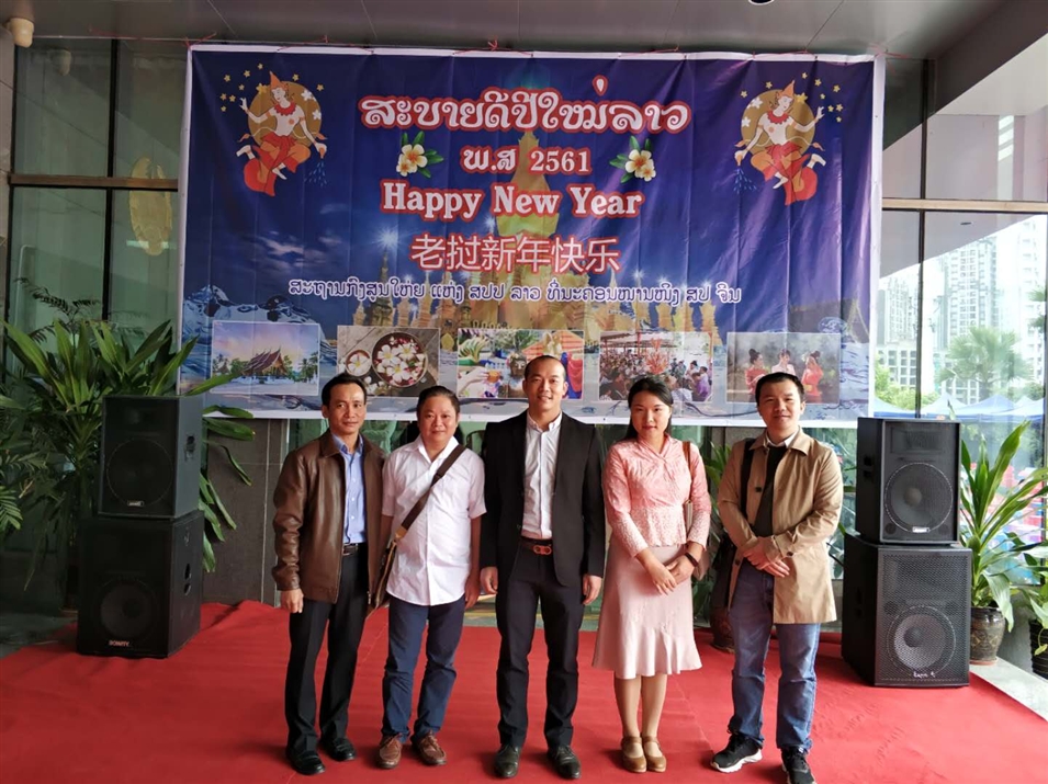 廣西金沛教育團(tuán)隊(duì)在老撾駐南寧總領(lǐng)事館合影留念 廣西金沛教育團(tuán)隊(duì)在老撾駐南寧總領(lǐng)事館合影留念