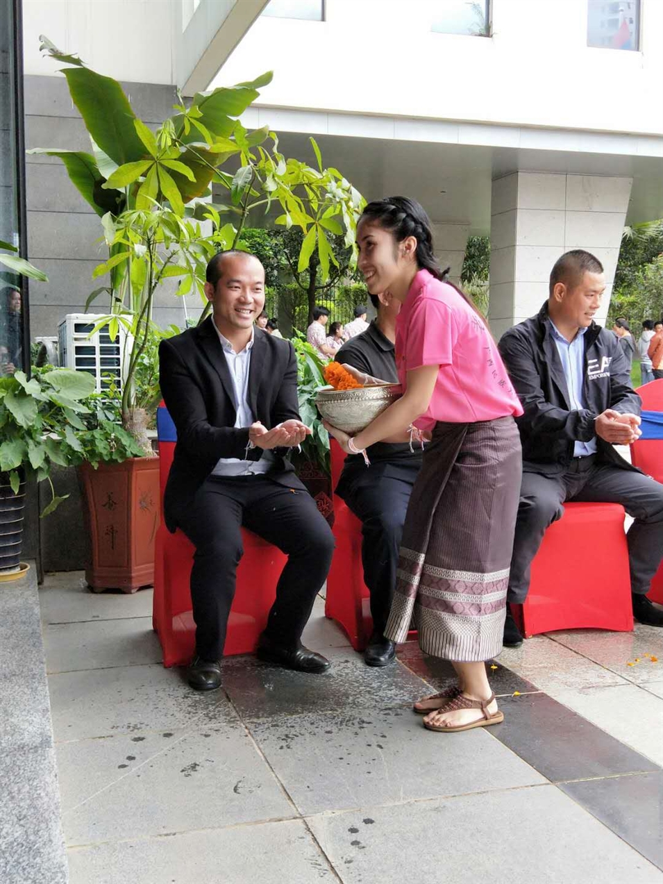 老撾駐廣西留學(xué)生代表將浸有花瓣的香水灑客人的手上,表示對(duì)嘉賓的美好祝福(圖一) 老撾駐廣西留學(xué)生代表將浸有花瓣的香水灑客人的手上,表示對(duì)嘉賓的美好祝福(圖一)