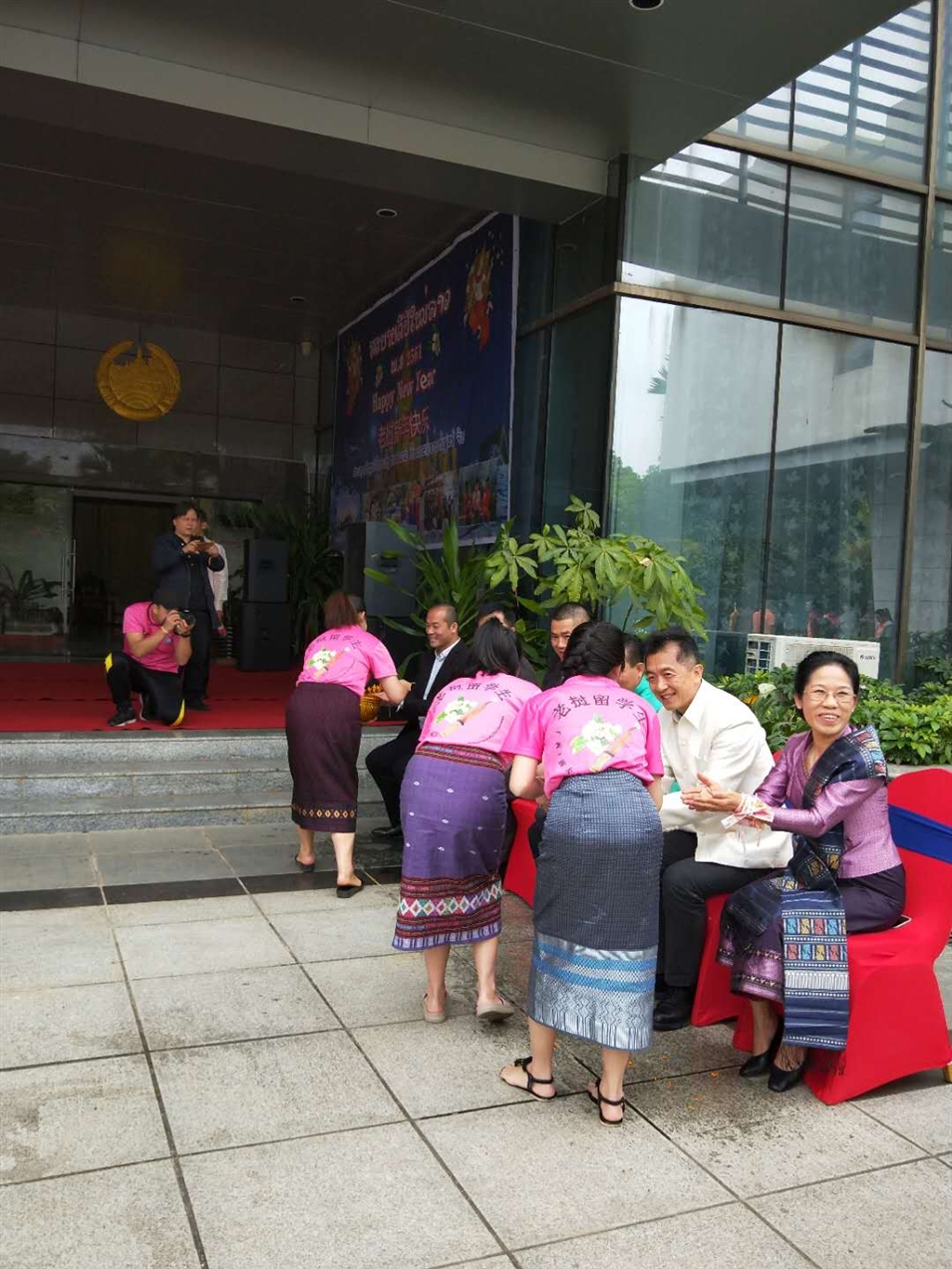 老撾駐廣西留學(xué)生代表將浸有花瓣的香水灑客人的手上,表示對(duì)嘉賓的美好祝福(圖二) 老撾駐廣西留學(xué)生代表將浸有花瓣的香水灑客人的手上,表示對(duì)嘉賓的美好祝福(圖二)