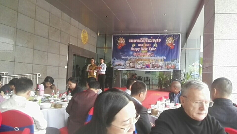 各位嘉賓歡聚一堂共度老撾新年 各位嘉賓歡聚一堂共度老撾新年