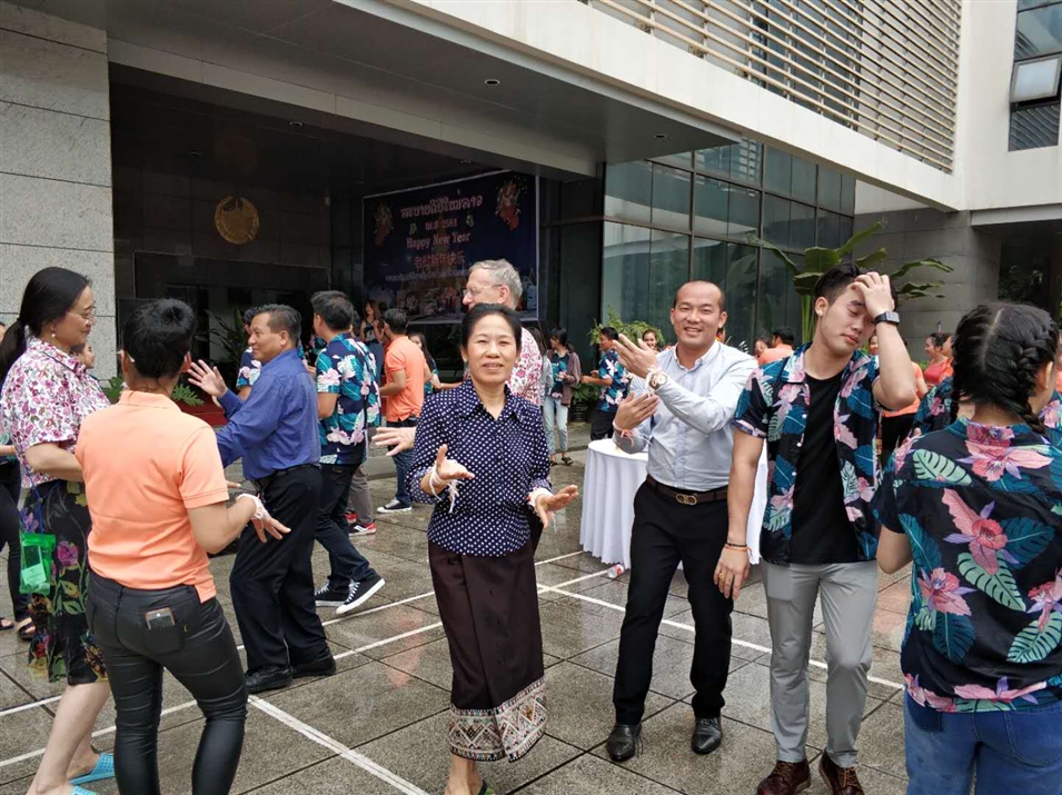 老撾駐南寧總領(lǐng)事萬(wàn)希·維麗雅彭女士與廣西金沛教育執(zhí)行董事粟宥朝先生一起在總領(lǐng)事館廣場(chǎng)載歌載舞 老撾駐南寧總領(lǐng)事萬(wàn)希·維麗雅彭女士與廣西金沛教育執(zhí)行董事粟宥朝先生一起在總領(lǐng)事館廣場(chǎng)載歌載舞