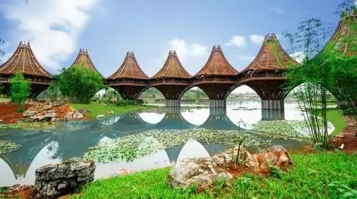 圖為中國(guó)-東盟友誼館。該建筑以廣西的風(fēng)雨橋?yàn)樵停⒁狻笆掷郑倪B心”。表達(dá)中國(guó)與東盟十國(guó)睦鄰友好、合作共贏之意。